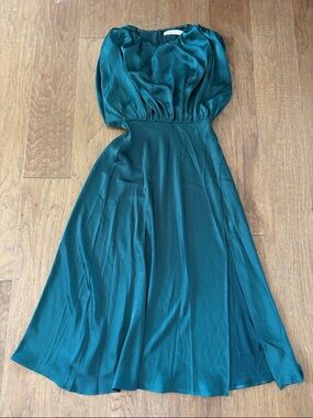 ASTR THE LABEL Blouson Cap-Sleeve Satin Emerald Green Midi Dress. Size M